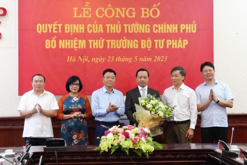 Tập thể Ban Cán sự Đảng, Lãnh đạo Bộ, thường trực Đảng ủy Bộ tặng hoa chúc mừng Thứ trưởng Trần Tiến Dũng.